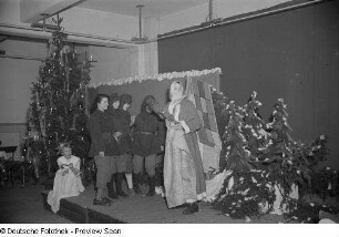 Blick auf die Bühne mit Weihnachtsmann