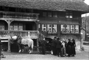 Glottertal: Trachtengruppe vor "Gasthaus Engel"