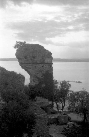 Italien. Sirmione, Piazalle Orti Manara 4. Grotte des Catull, eine ehemalige römische Villa (2. Jh.). Blick gegen einen Mauerrest. Im Hintergrund der Gardasee