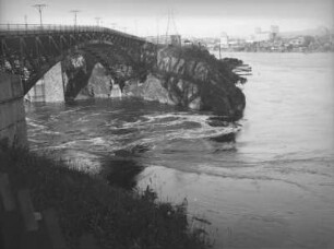 Saint John River : Die Strömung des Saint John River bei einsetzender Flut. Am linken Bildrand die Saint John Harbour Bridge.