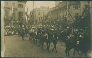 Erbgroßherzog Friedrich II. und Erbgroßherzogin Hilda in offener Kutsche.