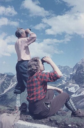 Mittenwald/Karwendel. Wanderer mit Fernglas