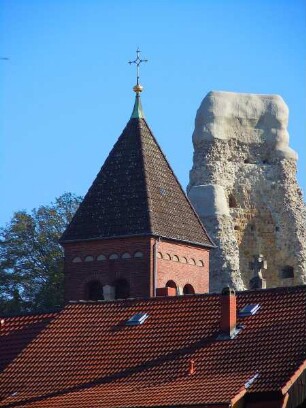 Osterode - Bauwerke in der Innenstadt : Kirchturm und sanierte historische Burgruine in Osterode. Aufgenommen im Harz am 23. Oktober 2011
