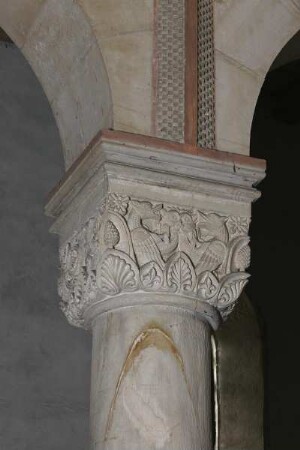 Kopf und Fabelwesen