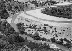 Flusstal : Blick auf die Schleifen des Oued Agrioun. Im Flusstal befinden sich Macchie- und Lorbeerbüsche. An den Berghängen sind Eichen, Eschen, Macchiebewachsung sowie vereinzelte Getreidefelder zu erkennen.