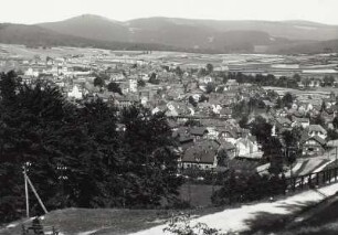 Zella-Mehlis, Stadtteil Mehlis : Zella-Mehlis. Stadtteil Mehlis mit Stadtkirche. Blick nach Osten gegen Großen Beerberg (982 m)
