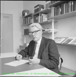 Prof. Karl Günther Zimmer (Leiter des Instituts für Strahlenbiologie (IStB)) in seinem Büro