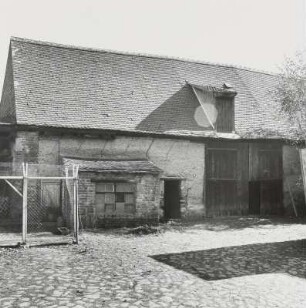 Markkleeberg-Wachau, Dreiseithof, Scheune : Markkleeberg-Wachau (Kreis Leipziger Land), Dreiseithof, Bauernhofring 3, um 1880, 1. Hälfte 19. Jahrhundert, Hofansicht der Scheune