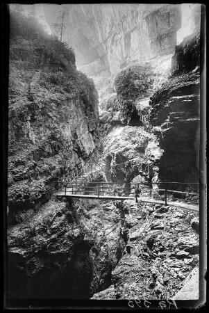 Breitachklamm mit Wasserfall am Ausgang des Kleinwalsertals im Allgäu