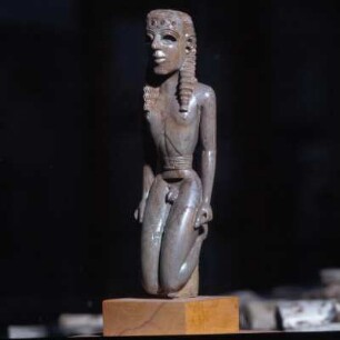 Samos, Archäologisches Museum Vathi. Jüngling im Tanzsprung. Elfenbein, Höhe 14,5 cm. Teil einer Lyra, 7. Jh. v. Chr.