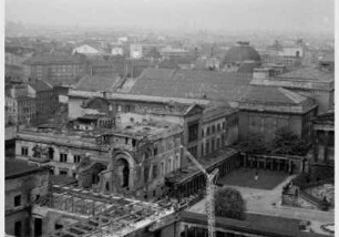 Blick vom Berliner Dom auf das eingerüstete Dach des Alten Museums und das zum Teil zerstörte Neue Museum