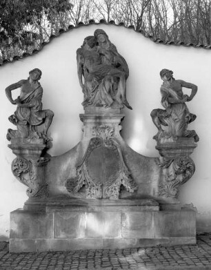 Pietà, gerahmt von zwei betenden knienden Engeln