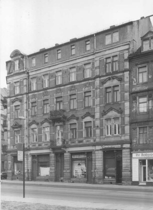 Dresden-Neustadt, Löwenstraße 9/11. Doppelwohnhaus mit Ladeneinbauten (um 1895). Straßenansicht (Nr. 11, von der Bautzner Straße)