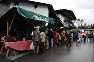 Markttag am Pillersee : Markttag im Regen in Sankt Ulrich am Pillersee, aufgenommen 2008