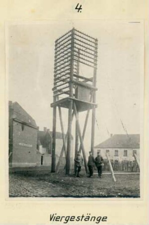 Foto eines Viergestänges für die Fernsprechleitungen in Menen (Menin)