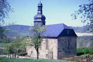 Dorfkirche von SO; Turmhaube, große bogenförmige Sprossenfenster