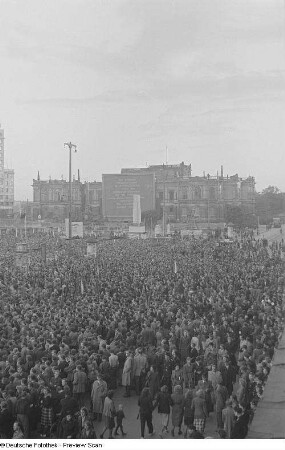 Blick auf den Karl-Marx-Platz (heutiger Augustusplatz) während der Kundgebung