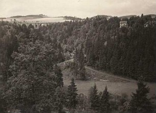 Pöhl-Jocketa. Blick gegen Elstertalbrücke