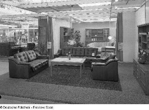 Ausstellungskoje des VEB Möbelkombinat Berlin (MKB) mit Sitzgruppe (1980; VEB Polstermöbel Petershagen)