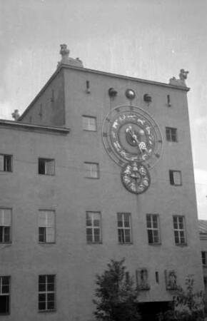 München: Uhr [Astronomische Kunstuhr] im Hof am Deutschen Museum