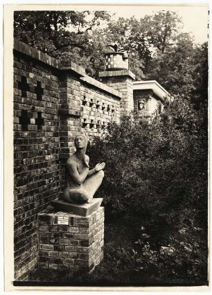 Ausstellungsgarten Jubiläums-Gartenbau-Ausstellung 1926, Dresden: Plastik an der Ziegelmauer des Gartens der Rosenfreundin, Abschnitt 4