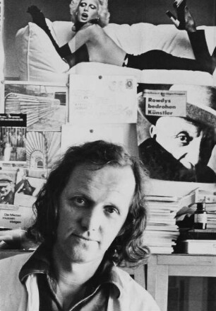 Der Maler und Grafiker Robert Rehfeldt in seiner Wohnung