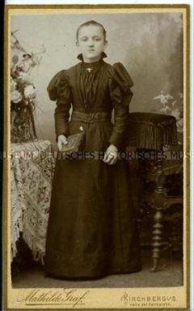 Mädchen im schwarzen Kleid, Carte de Visite
