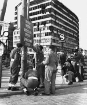 Britische Soldaten markieren die Grenze zum sowjetischen Sektor am Potsdamer Platz, im Hintergrund das Columbushaus