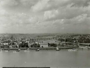 Koblenz von Ostsüdost mit Deutschem Eck von der Festung Ehrenbreitstein moselaufwärts