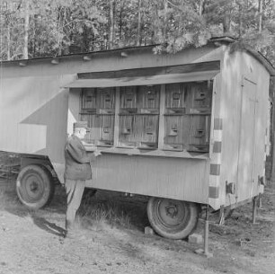 Bienenhaus und Wagner : Commerau/Komorow. Imker am Bienenwagen