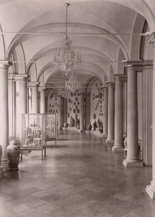 Dresden: Porzellansammlung im Zwinger, Bogengalerie mit chinesischen und japanischen Porzellanen (Neuaufstellung Eröffnung 23. 9. 1962)