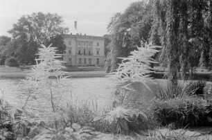Blick auf das Weiße Haus im Agra-Messepark