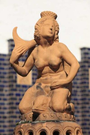 Brunnen mit Delphinreiterin — Delphinreiterin