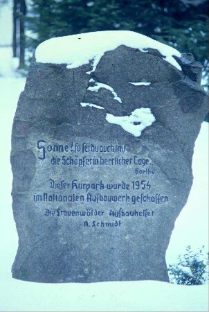 Gedenkstein anlässlich der Einweihung des Kurparkes, der 1954 im Rahmen des Nationalen Aufbauwerks angelegt wurde
