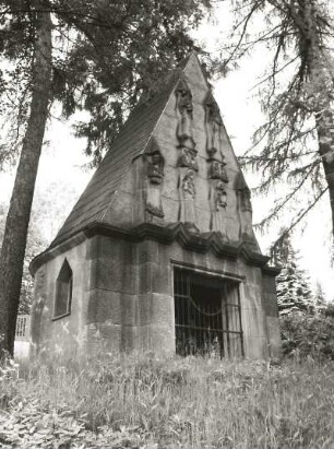 Annaberg-Buchholz. Friedhof. Friedhof Buchholz. Gruft mit sechs Giebelfiguren