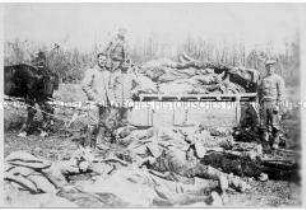 Deutsche Soldaten bergen die Leichen gefallener Engländer nach der Schlacht bei Cambrai