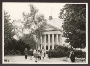 Blick vom Schlossplatz auf das Landestheater. Detmold. Schlossplatz