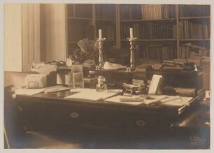 Hofmannsthals Schreibtisch in seinem Rodauner Arbeitszimmer