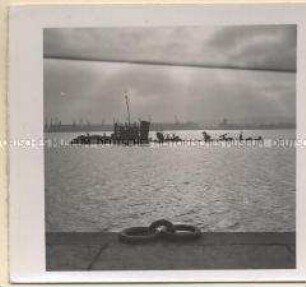 Die Soldaten Adolf Hitlers im Felde, Versenktes polnisches Kriegsschiff im Hafen von Gotenhafen