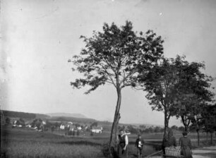 Landstraße mit Blick zur Ortschaft