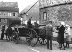 Transport der Flachsbündel zum Röstplatz