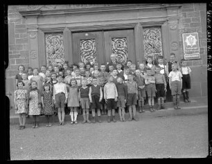 Klassenphoto mit Lehrer Hans Ziegler (Kreisbildstellenleiter) vor der Volksschule Tauberbischofsheim