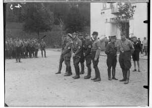 Treffen der SA-Standarte 40 mit Fahnenweihe vor der Stadthalle in Sigmaringen; Gruppe von NS-Funktionären (1. von links, SA-Standartenführer Grimm; daneben NSDAP-Kreisleiter Karl Maier)
