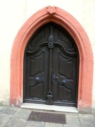 Langhaus (Neubau Jahr 1613) Giebelseite West - Portal mit profiliertem Gewände (am Schlußstein fürstbischöfliche Wappenkartusche) und hölzernen Türflügeln