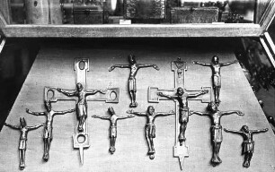 Köln, Vitrine mit 10 romanischen Bronzekruzifixen, Museum Schnütgen