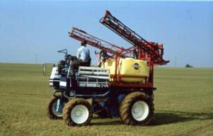 Fotografie: Weinbau, Traktor, Trägerfahrzeug, Pflanzenschutz, Feldspritze angebaut, Transport