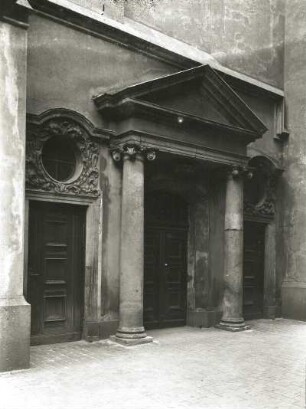 Leipzig, Paulinerkirche. Westportal, 1710-1712 : Leipzig, Paulinerkirche (1240 geweiht, nach 1485 erweitert, Chor 1519-1521, Umbau 1710-1712, 1897-1899; A. Roßbach). Portal der Westseite (1710-1712)