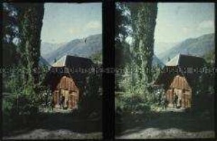 Drei Männer vor einem Haus in der Kommune San José de Maipo in den Anden Zentral-Chiles