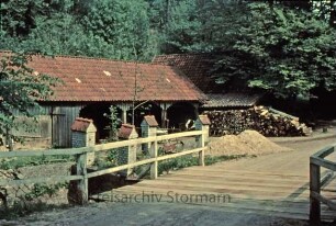 Kupfermühle: Stall, davor Holzbrücke