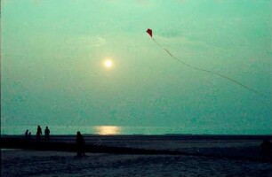 Norderney: Strand bei Ebbe, mit Drachen und Sonnenuntergang